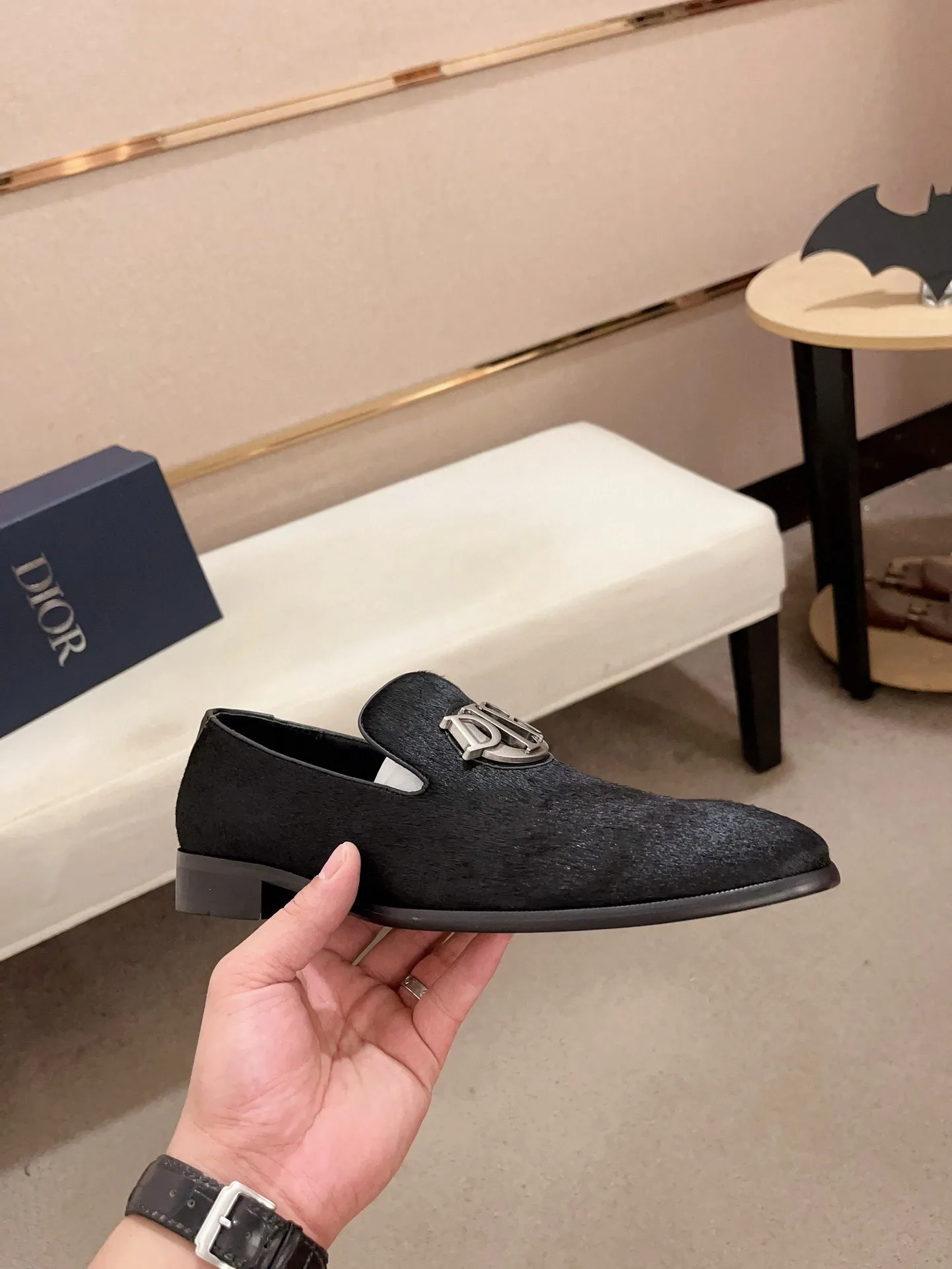 Factory price: 270 men's shoes 💰 High-end version of Dior Dior's new series. Famous actors and Internet celebrities wear super popular designs. They are designed with the sculptures of French artist Niki de Saint Phalle as rings. Material: Fabric: imported original material. Foot pads: cowhide. Outsole: Rubber outsole. Men's shoe size: 38~44. Can be customized to size 45.
